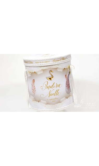 Trusou botez alb cu auriu deosebit de elegant cu lebade gold si broderie customizata Gold Swan 13